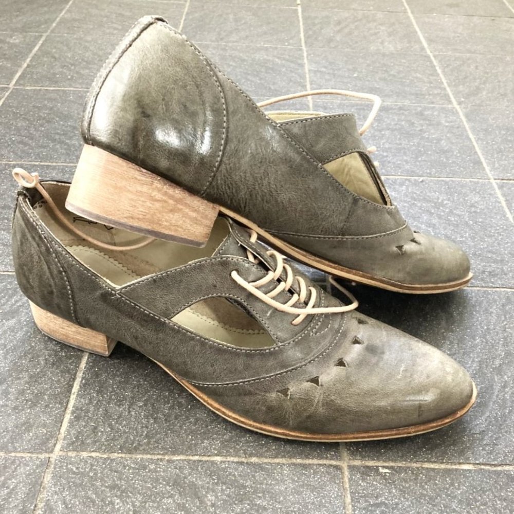 Jaunty J Shoes in dusty olive